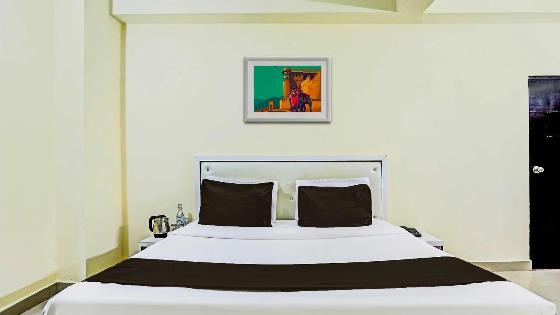 Collection O Hyderabad Gate Iit Bhu Hotel Varanasi India